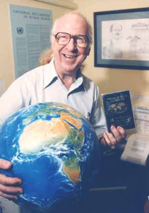 Garry Davis mit Globus